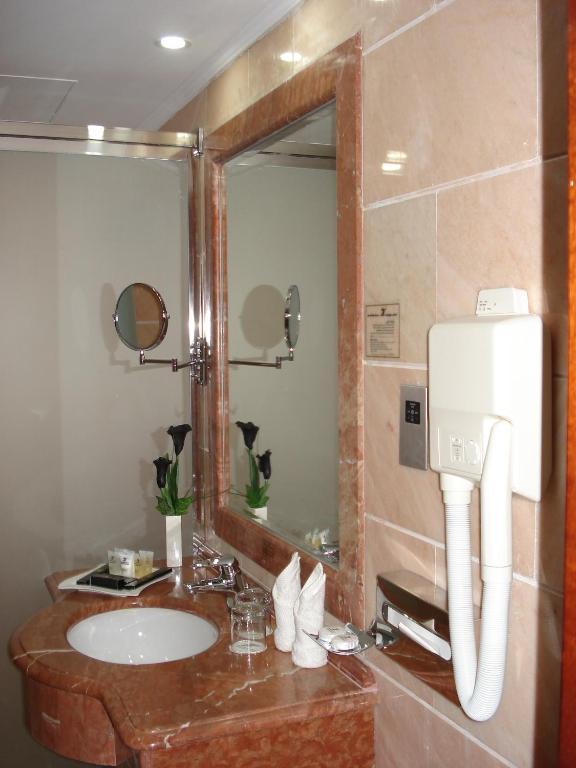 Emaar Royal Hotel Medina Exterior foto A humidifier in a hotel bathroom
